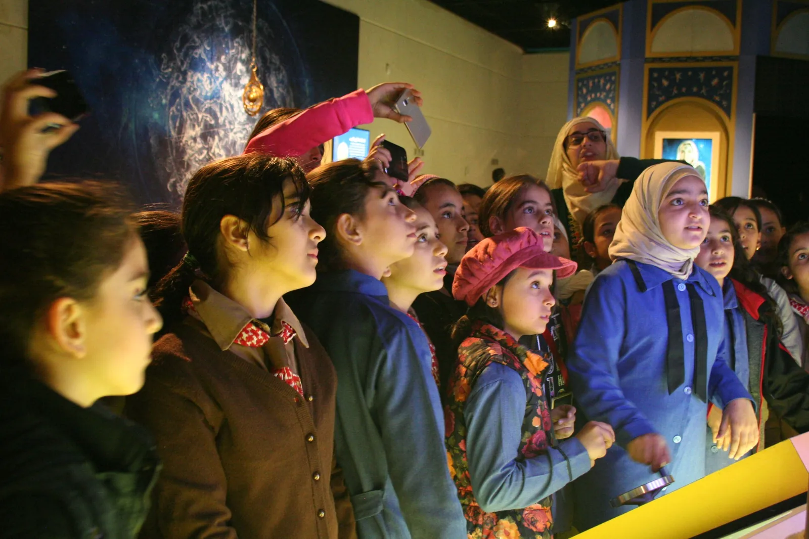 Visitors watching a display together at a 1001 Inventions exhibition.